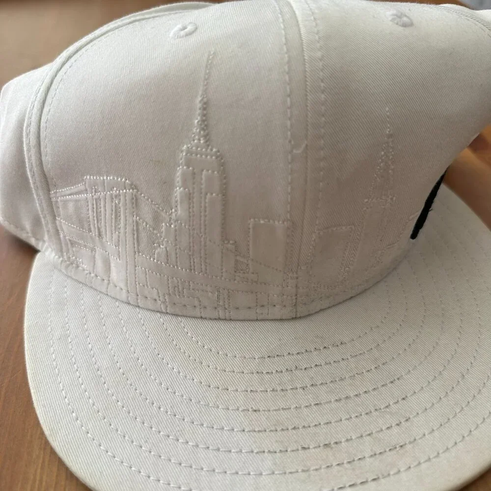 New Era 59FIFTY NY Yankees Fitted Hat 7 1/2 White NYC Skyline Embroidered - Picture 3 of 6